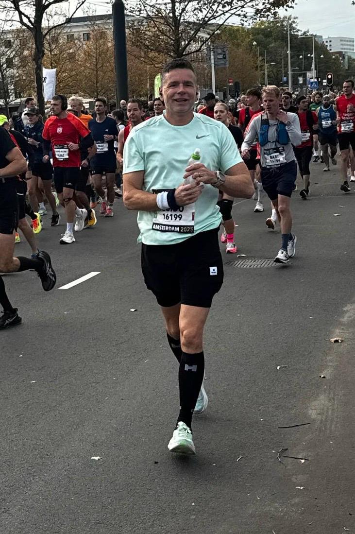 Guido die de marathon van Amsterdam loopt