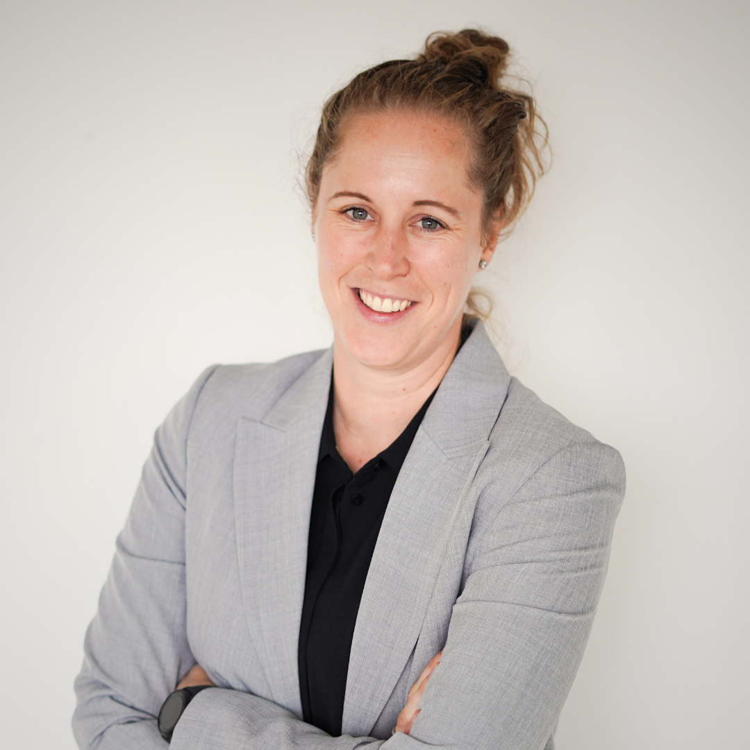 Helga lachend op de foto met haar handen over elkaar